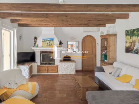 villa avec piscine  à 500 m du centre du village