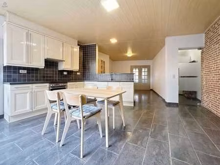 spacieuse maison solide avec 4 chambres et grand jardin à br