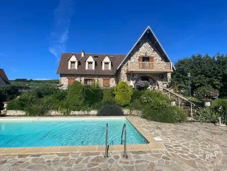 découvrez cette magnifique maison traditionnelle de caractère et de charme de 220 m² sur u