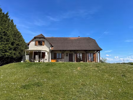 maison située au sud louhans et ses 157 arcades  proche de l'autoroute a39 et de l'a6