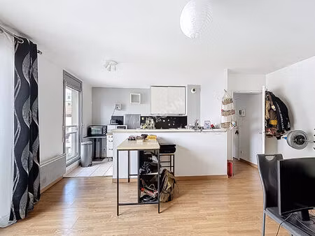 bas-montreuil proche vincennes  rue du progres  2 pieces au calme sur cour.