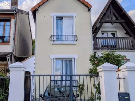 maison avec un jardin terrasse dependance et stationnement.