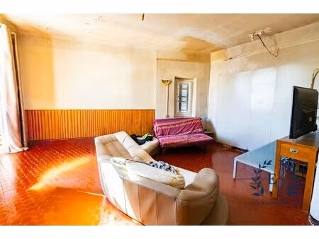 t2 de 60 m² avec pièces annexes varages