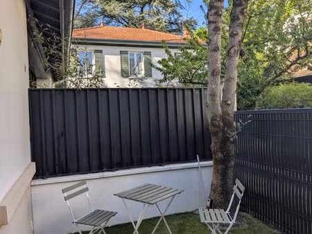 t2 meublé en duplex avec jardin privatif – tassin centre