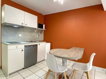 a louer studio centre-ville d'aurillac dans immeuble refait à neuf  à proximité commerces 