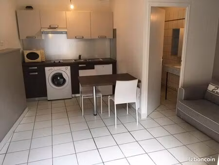 a louer centre-ville d'aurillac dans immeuble sécurisé refait à neuf  à proximité commerce