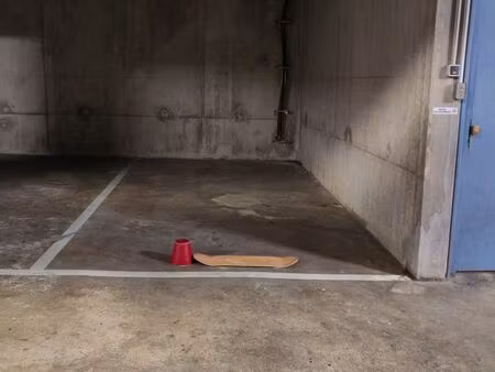 parking 15 m2 sous terrain