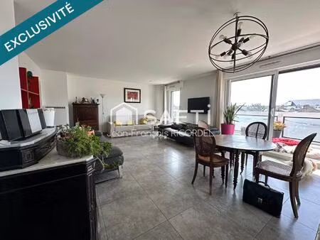 appartement panoramique dernier étage de 94 m2 trois chambres avec balcon  seul sur le pal