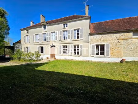 maison de maître à la campagne avec dépendances et terrain arboré.