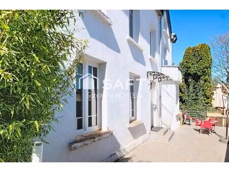 maison indivuelle avec 3 chambres  2 terrasses et jardin.