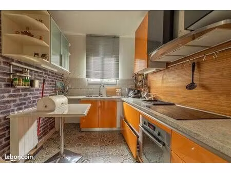 a louer à l’année pour 650 hc un appartement t2 (1 chambre) meublé + jardin commun en plei