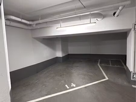 place de parkings voitures et motos