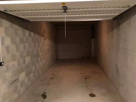 location grand garage box 23m2 dans résidence sécurisée - quartier championnet
