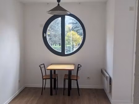 trés joli t1 avec balcon