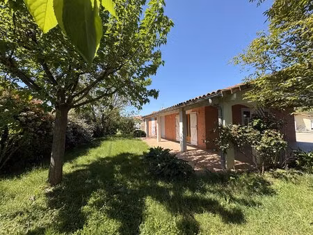 adorable villa des années 2010 avec jardin et garage