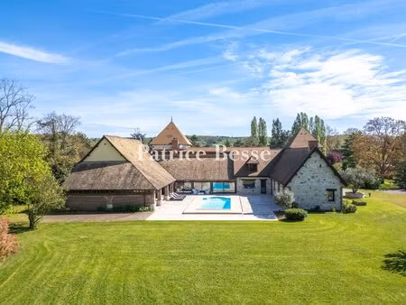 à 1 h de l'ouest parisien  à la frontière de l'eure et des yvelines  un imposant manoir...