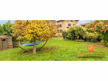 maison en pierres dorees