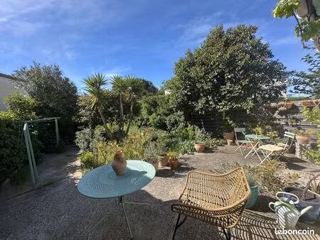 villa t4 sh 100m2 avec studio s/305 m2