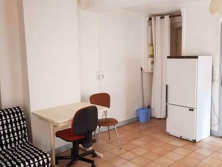 métro vieux lyon à 2 min à pied. studio très clair