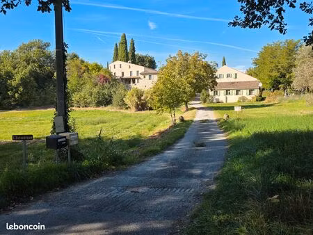 nichée au cœur de la nature  en lisière de foret  sur une propriété de 18 ha  ce logement 