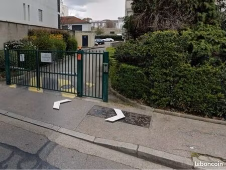 place de parking dans résidence sécurisée par portail