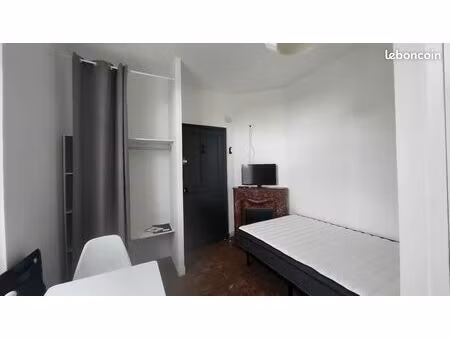 location studio meublé dans un petit immeuble avec jardin