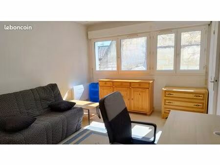 a louer  grand studio meublé  lumineux et au calme  quartier saint-genès