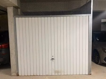 box fermé dans résidence sécurisée