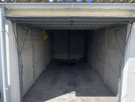 garage/box 12m2 fermé nantes 44200 - 100/mois