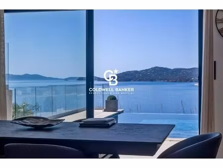 villa suspendue au-dessus de la méditerranée  emplacement premium