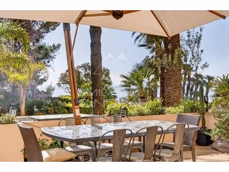 cannes – pied-à-terre d'exception face à la mer  résidence de standing avec accès direct e