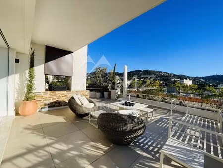 sole agent: 15 minutes walk from the city center  discover this exceptional roof villa wit