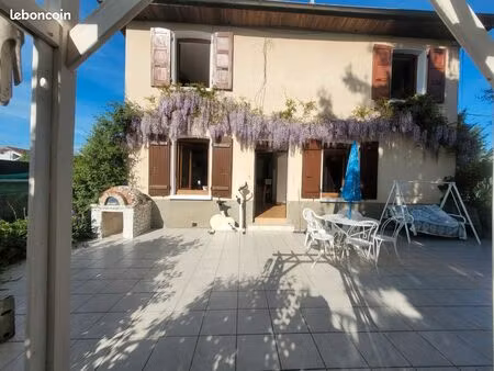 maison en pisé 90 m² – jardin nourricier et fruitiers – calme nature