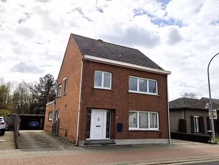 ruime woning met 3 ruime slaapkamers en bureau  grote zolder en achterliggend weiland