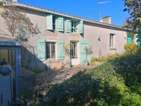 250 000 e  une longère vendéenne de 270 m²  à 30 mn de la rochelle et des plages vendéenne