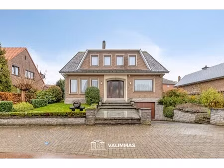 ruime en zeer verzorgde villa met garage en mooie tuin...