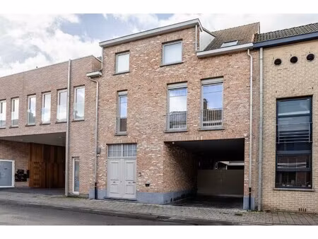 woning met bureau en magazijn van 431 m² in gentbrugge