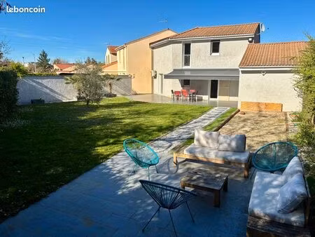 maison rénovée + garage + jardin + terrain de pétanque