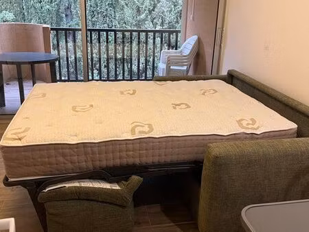 studio avec terrasse et parking dans résidence avec piscine