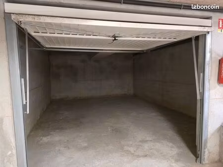 grand garage de 28m² dans résidence sécurisée