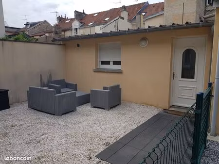 maisonnette / studio meublé avec cour privative