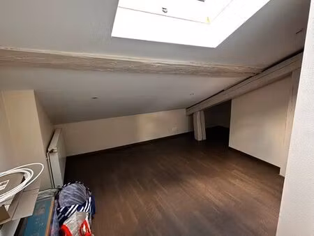 appartement duplex de 60 m² situé au 2ᵉ étage d’un immeuble  en plein centre-ville