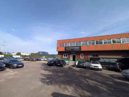 location local d'activités 1 700 m²