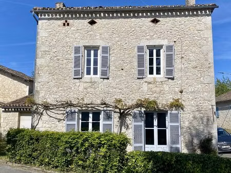 superbe maison de maître de village située dans un village pittoresque proche de issigeac.
