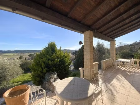 villa de plain pied en position dominante avec vue .