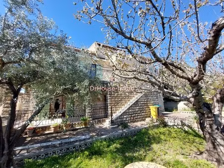 une villa  deux logements  un t5 et un t3 (voir t4)  2 garages  6 places de parking