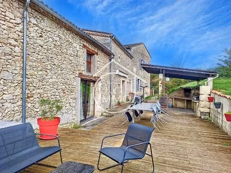 la roquille : bel ensemble immobilier 385 m² maison et gîte sur 4000 m²