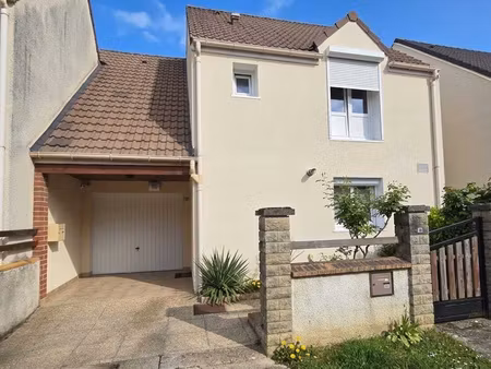 pavillon d'environ 100 m2  niché sur un terrain de 272 m2