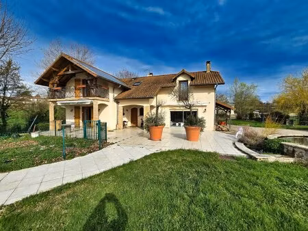 propriété de 354 m² avec vue panoramique et piscine – idéalement située entre lyon (45...