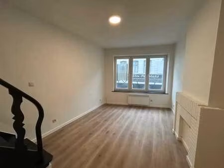 jolie maison de commerce à louer – vivre + travailler en vil